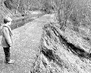 25th February 1989 on the morning the canal overtopped. This was taken approximately 200yds east of the Iron Aqueduct. Only the new steel piling installed in late 1988 prevented a complete disaster. The small boy is my son, David.